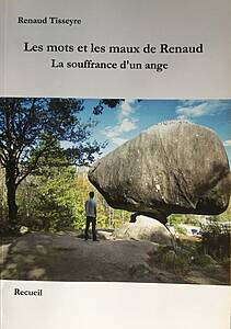 Jeune homme de dos qui regarde un énorme rocher ovale.