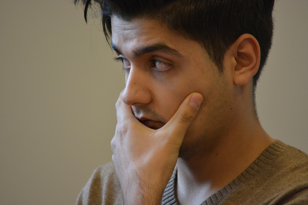 Visage d'un Jeune homme à l'expression pensive.