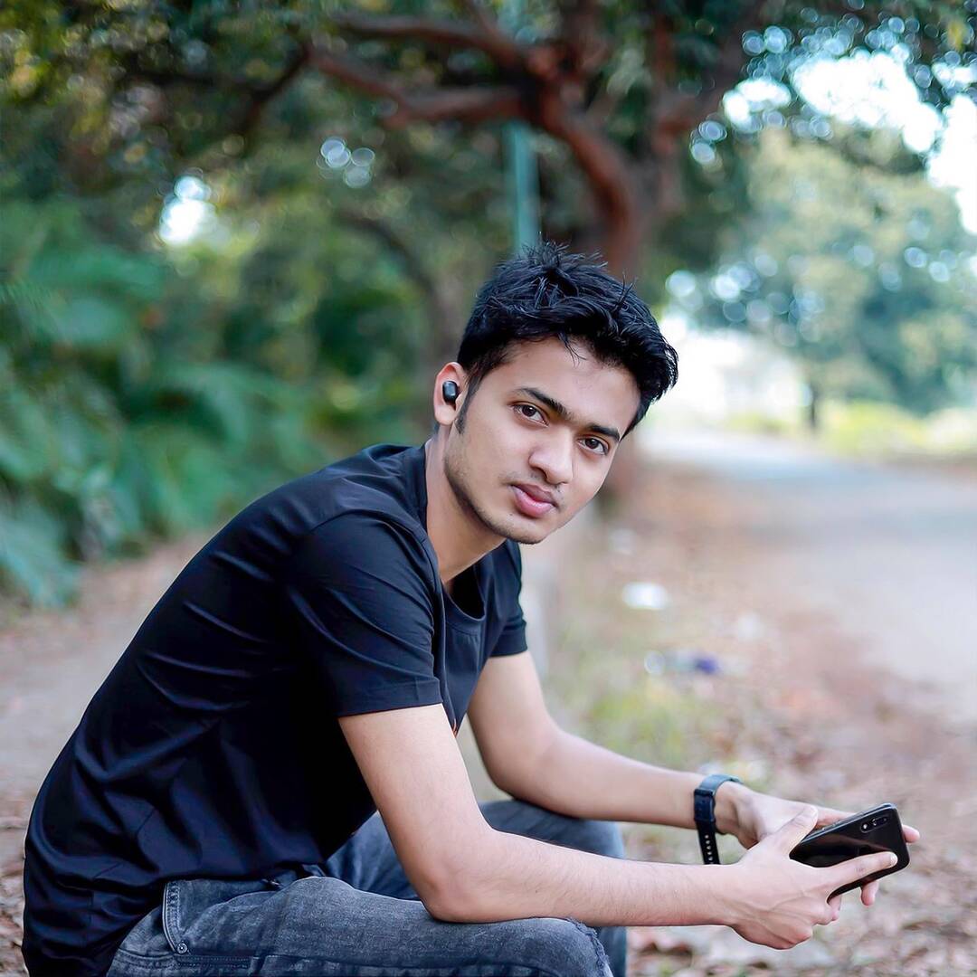 Jeune homme assis qui semble très à l'écoute.