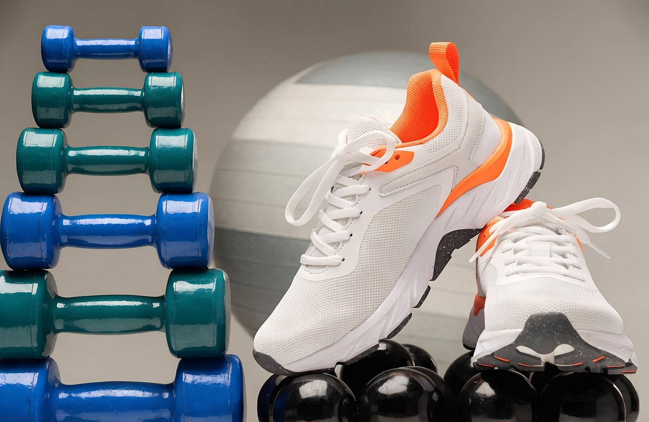 des chaussures de sport, un ballon, des haltères